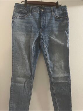 Old Navy Women’s Light Blue Mid-Rise Rockstar Skinny Jeans